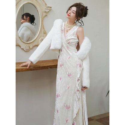 桃色の蝶々の刺繍ワンピース