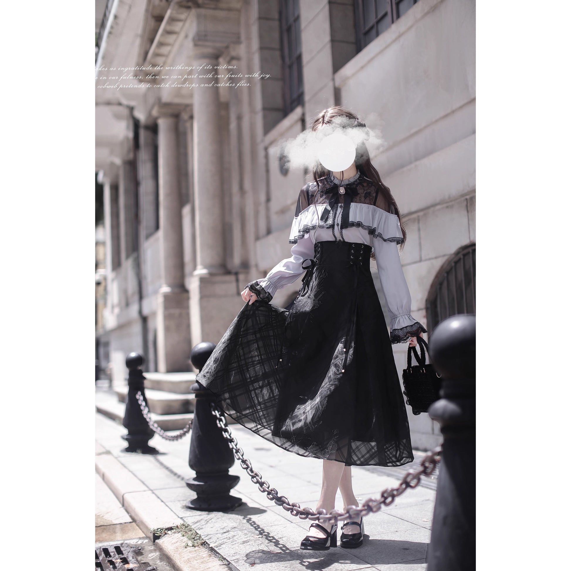 夜会の令嬢のケープトップスとコルセットスカート