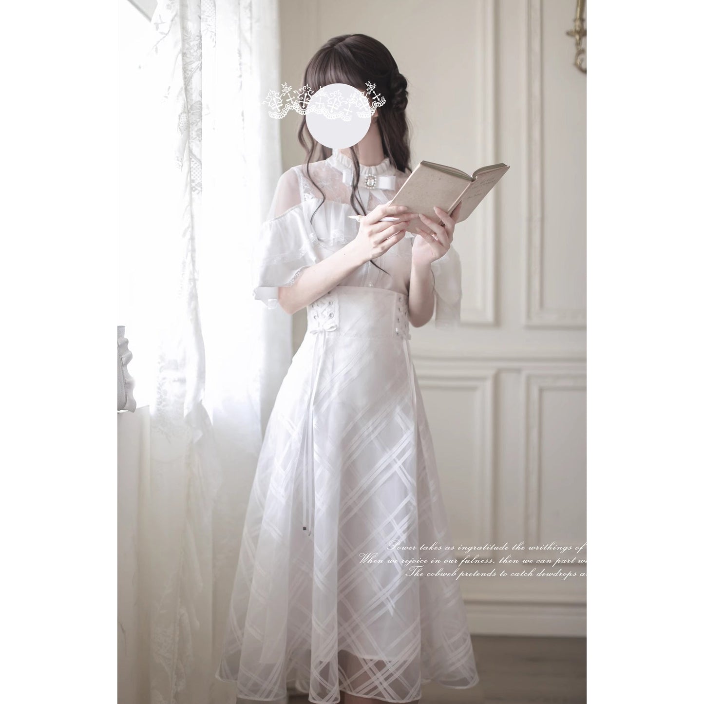 純白の令嬢のケープトップスとコルセットスカート