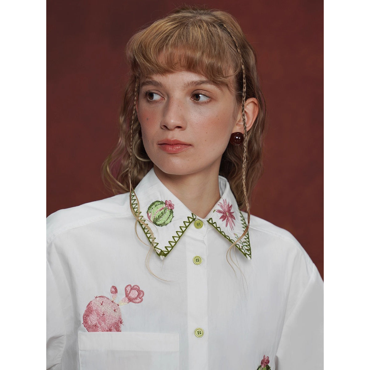 サボテンと花の刺繍ブラウス