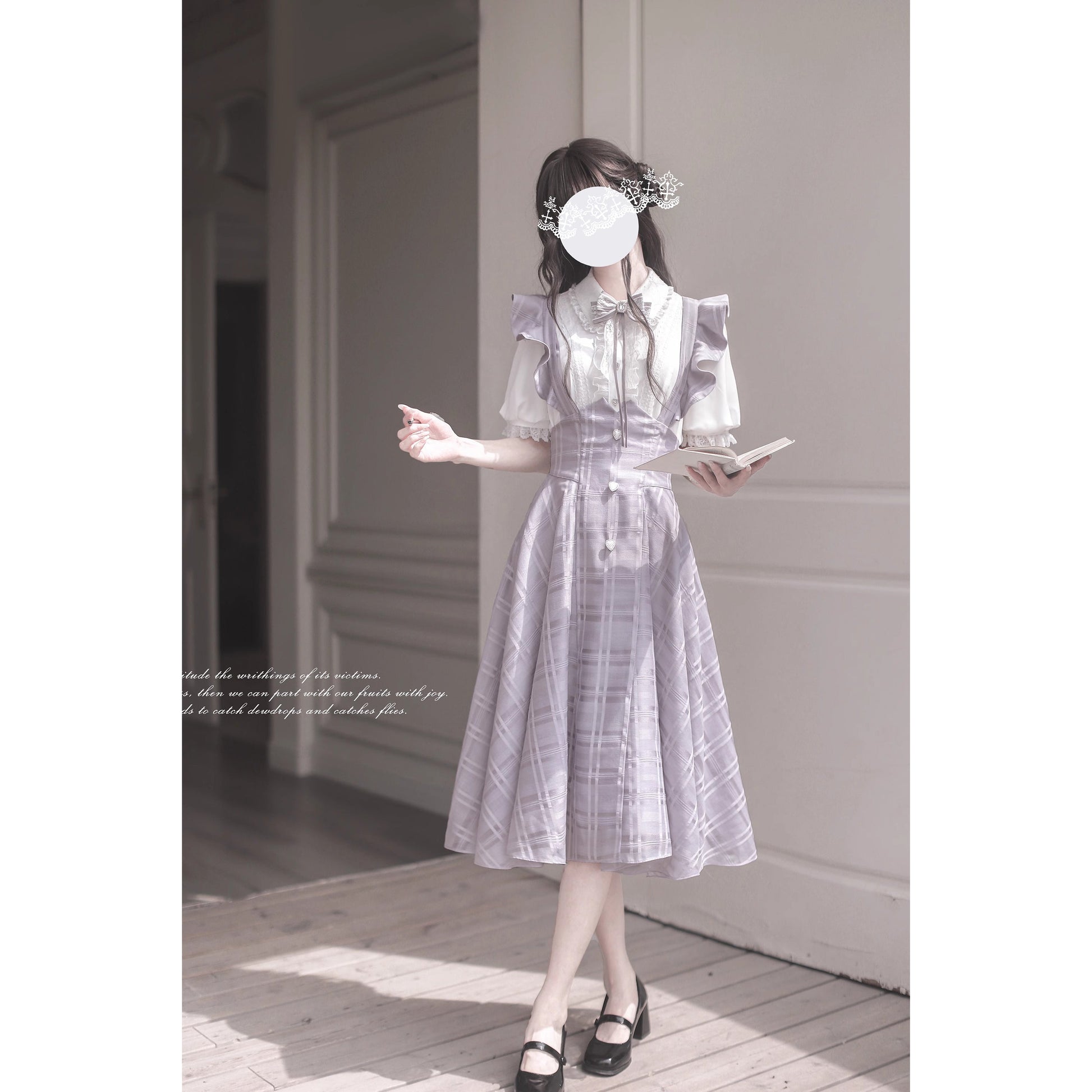 浅紫の令嬢のジャンパースカートとブラウス