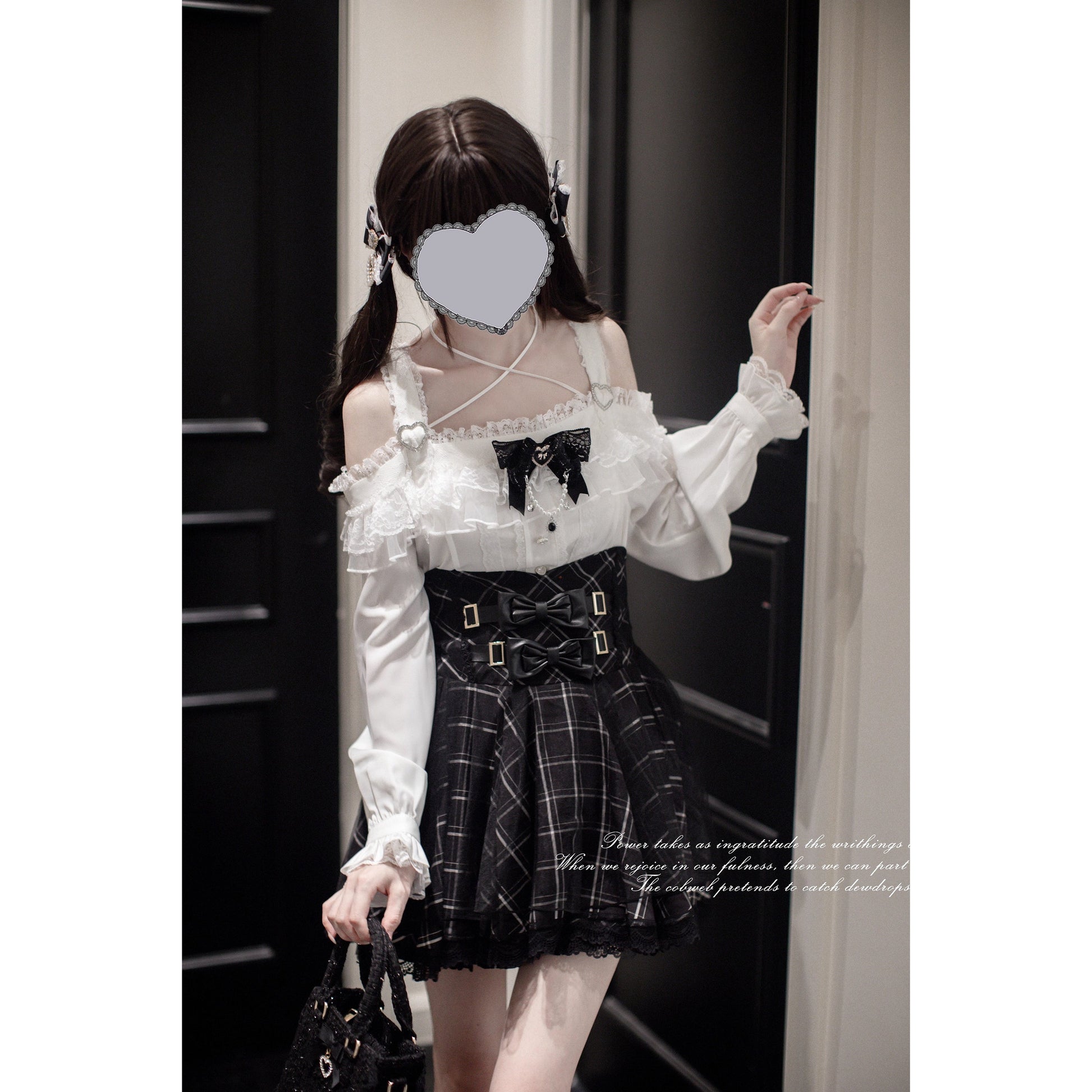 夜曲を奏でるお嬢様のフリルトップスとコルセットスカート