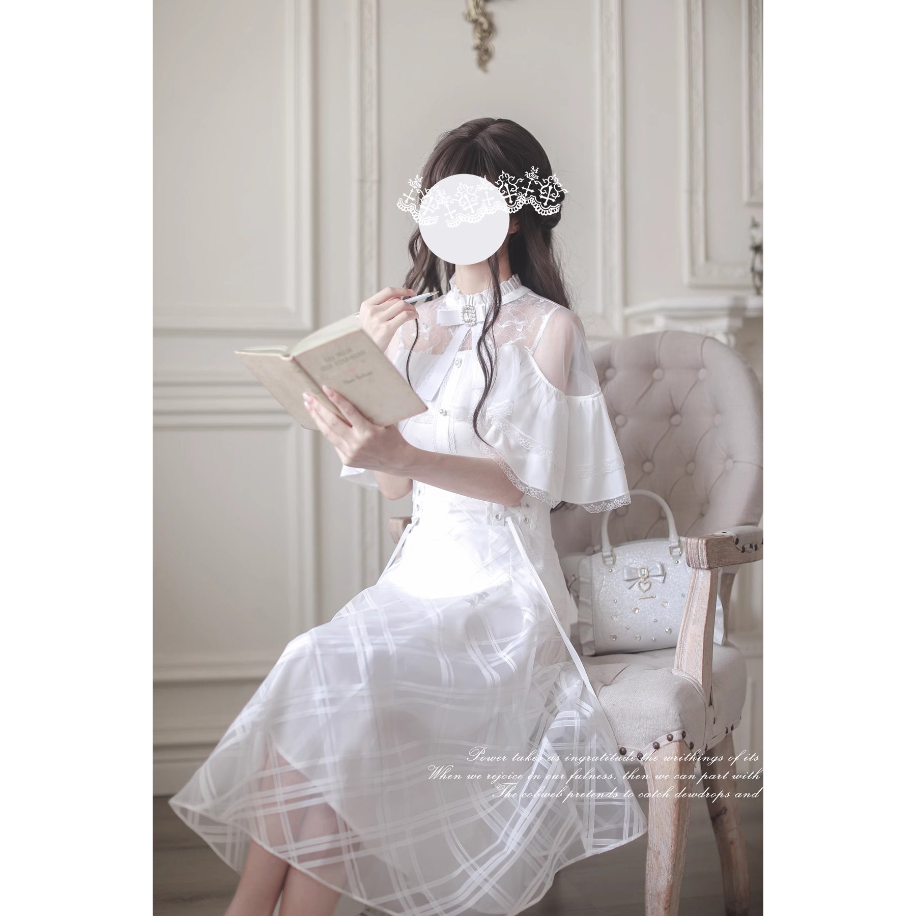 純白の令嬢のケープトップスとコルセットスカート