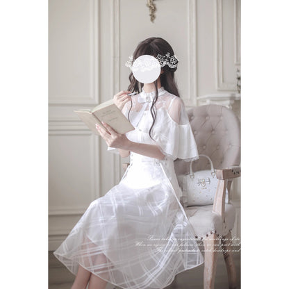 純白の令嬢のケープトップスとコルセットスカート