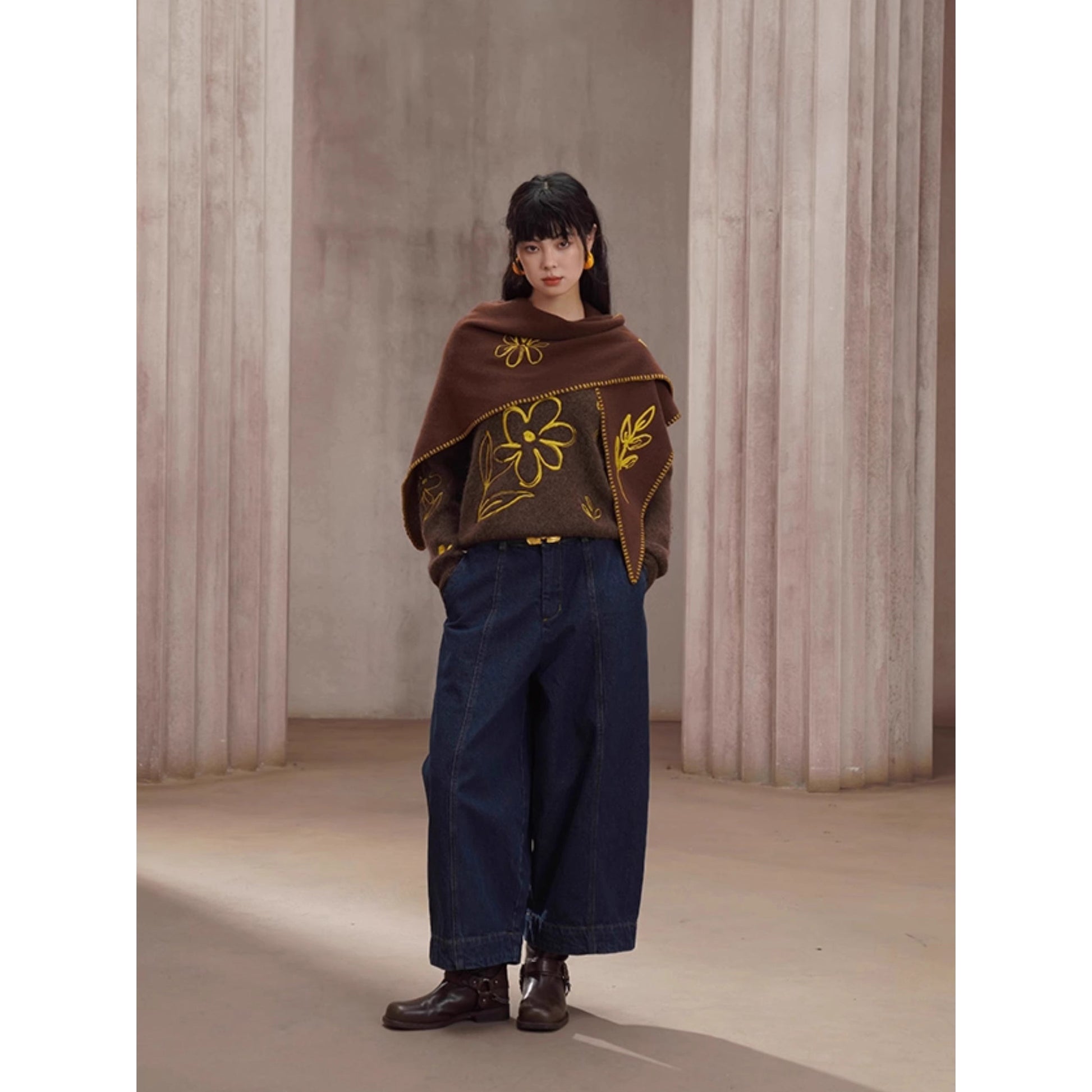 紺藍色のクロップドワイドデニムパンツ