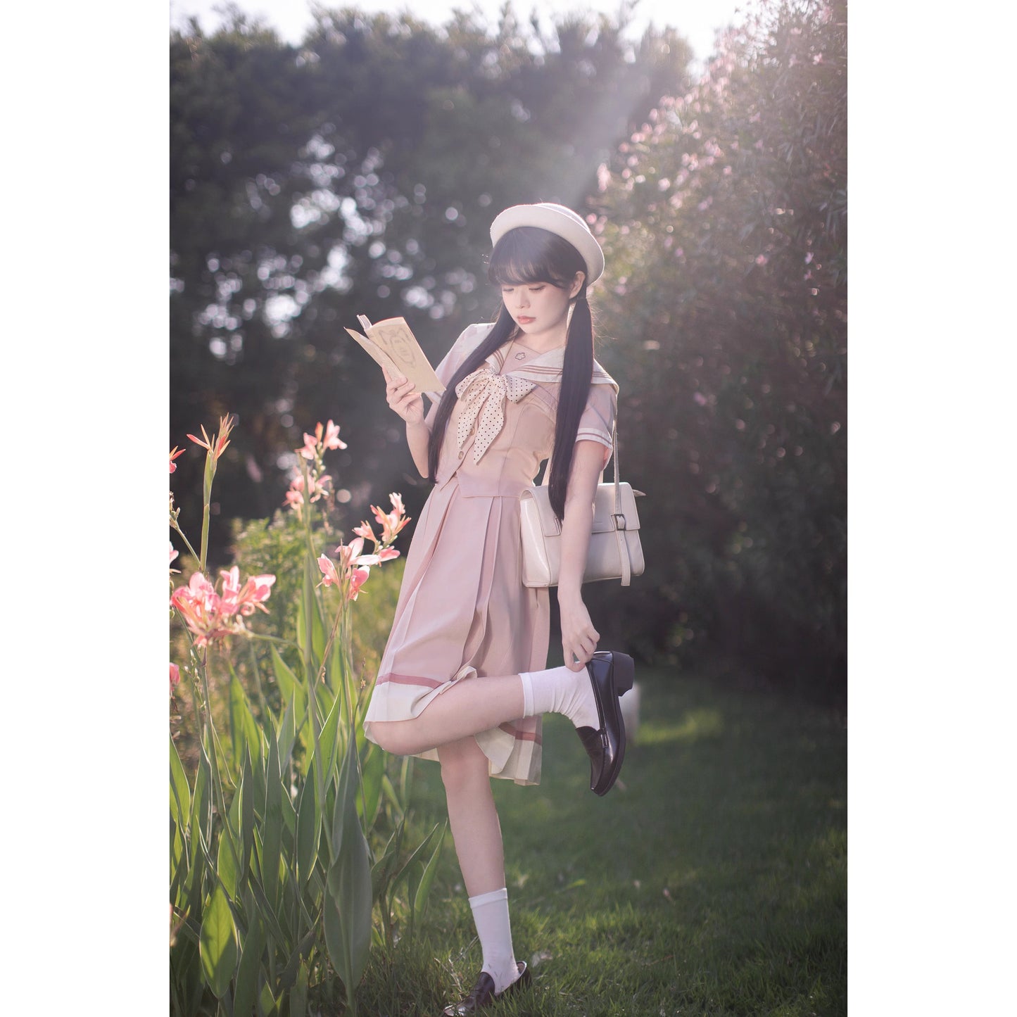 桜色のお嬢様の文学セーラーブラウスとプリーツスカート