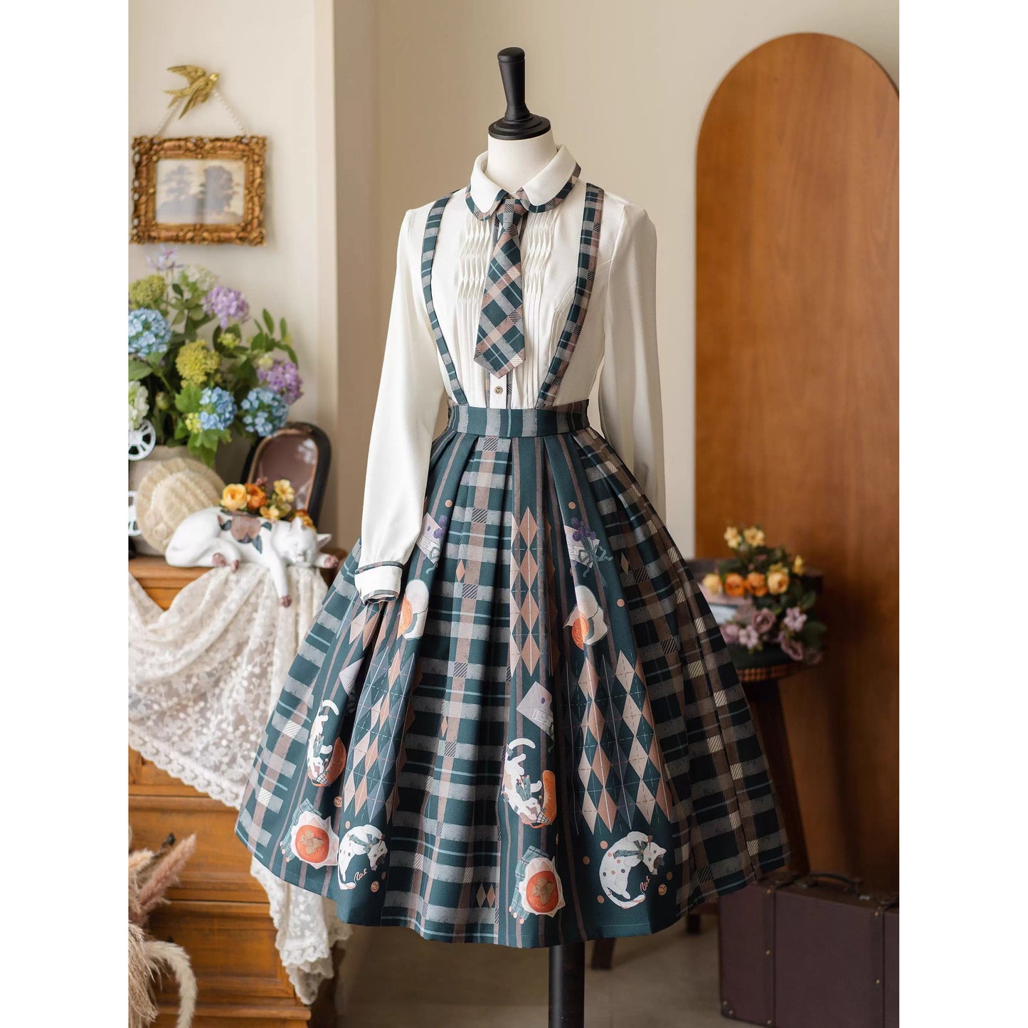 柿猫と花束の格子縞ストラップスカートとテーラードベストとプリーツブラウス
