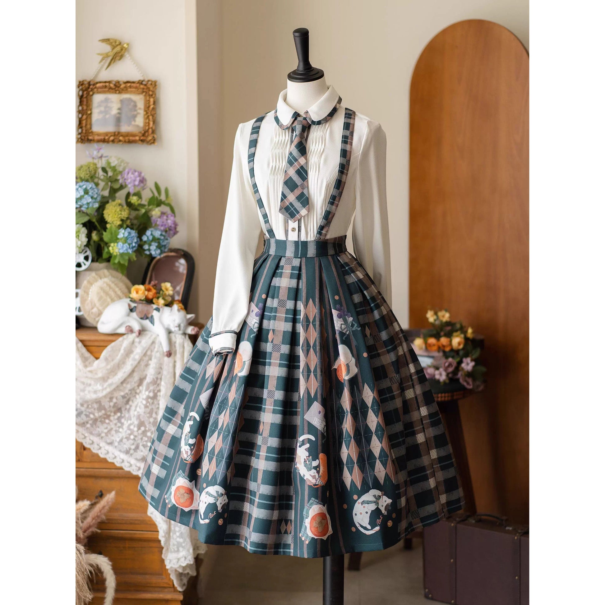 柿猫と花束の格子縞ストラップスカートとテーラードベストとプリーツブラウス
