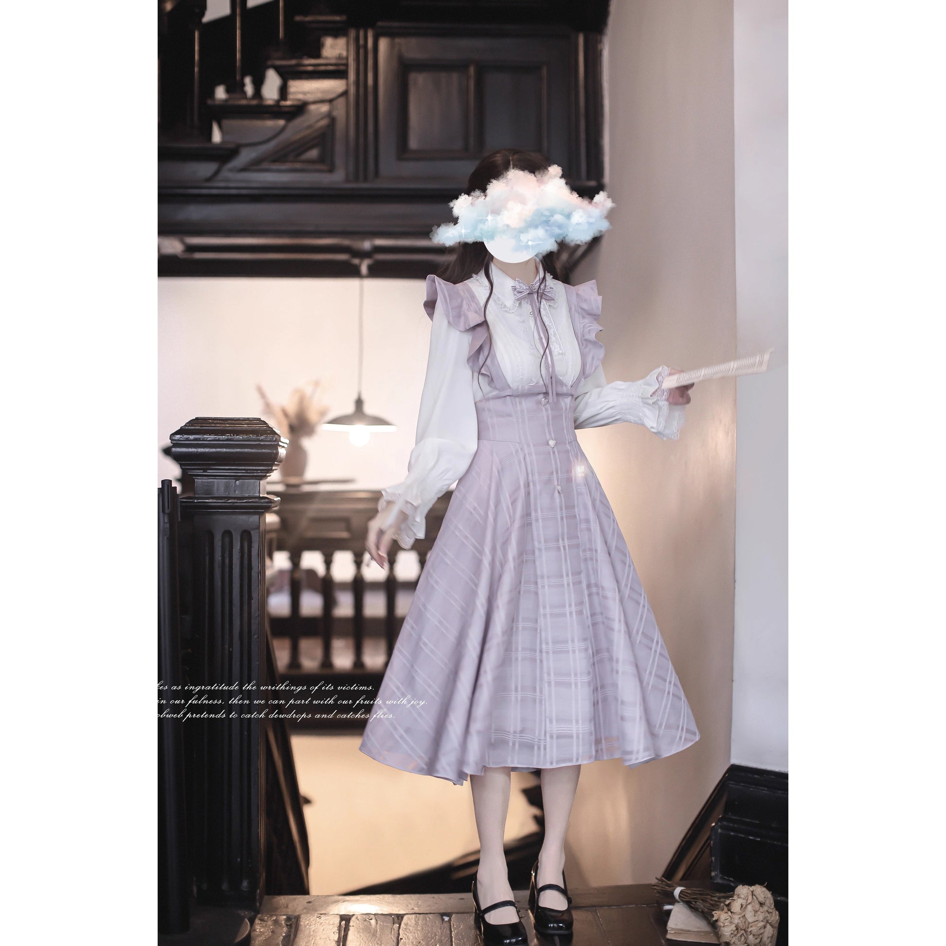 薄紫の令嬢のフリルジャンパースカートとブラウス