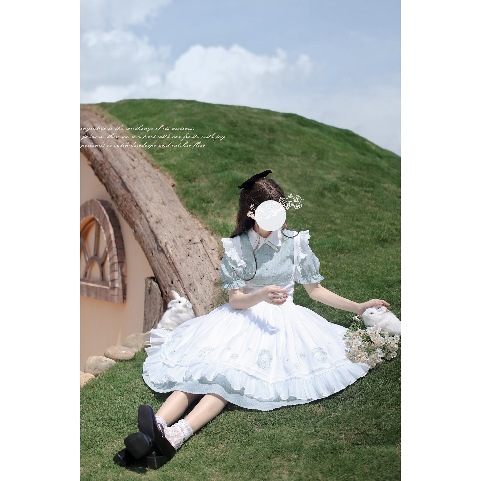 水縹の空色ワンピースと刺繍エプロン