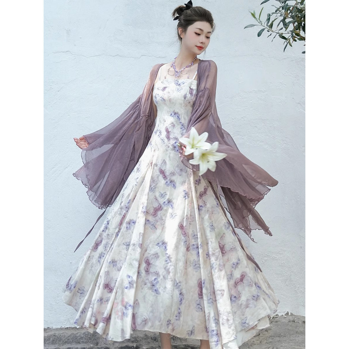 蝶々と花の水彩画キャミソールワンピースとシフォンカーディガン