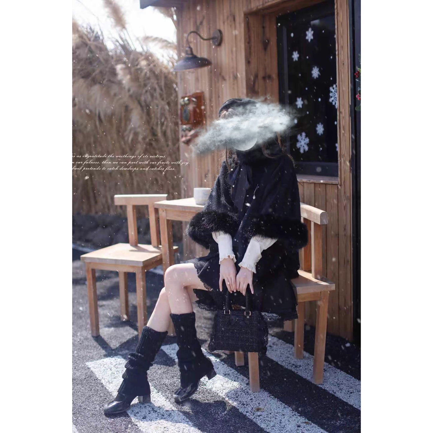 漆黒のお嬢様のウールケープコート