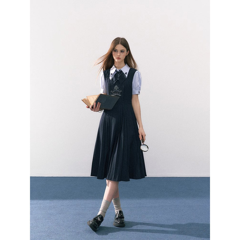 魔法学校の刺繍ジャンパースカートとブラウスとリボンタイ