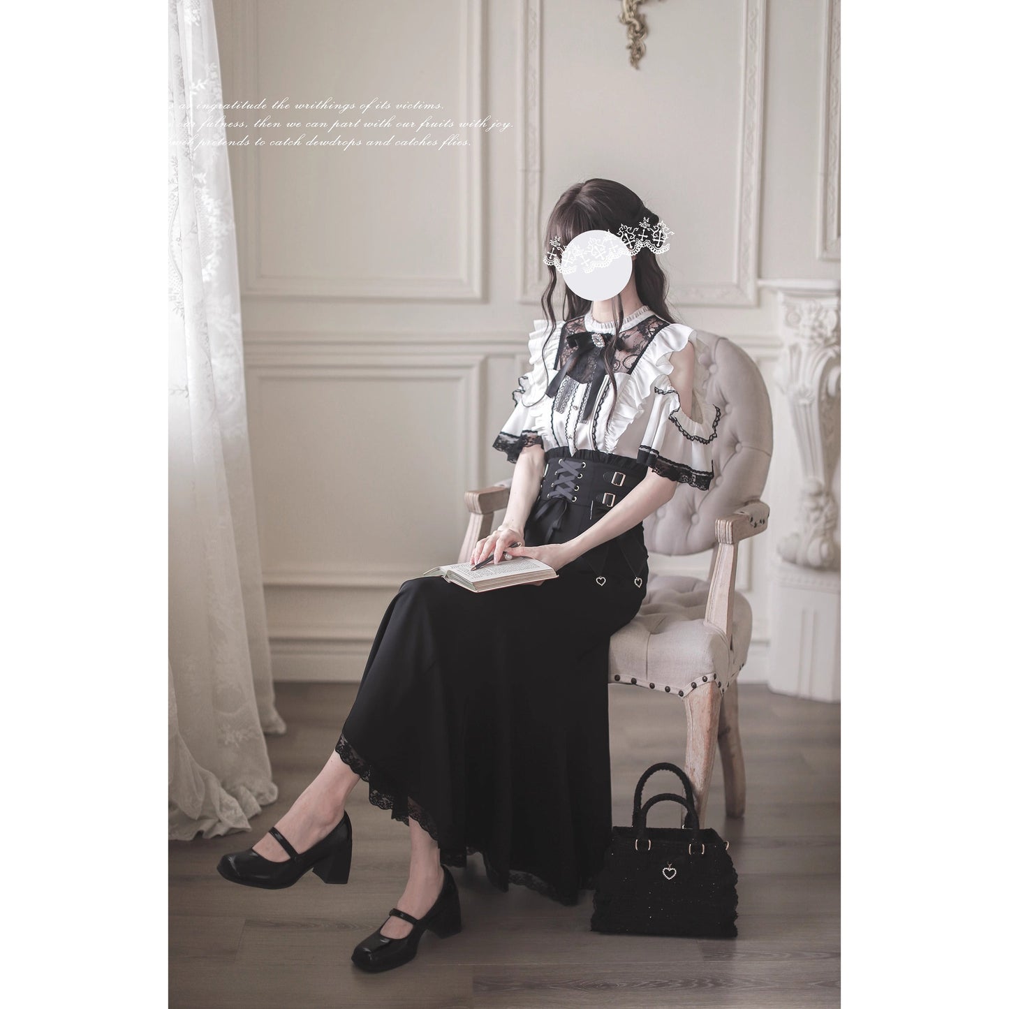 窓辺の令嬢のフリルトップスとコルセットスカート