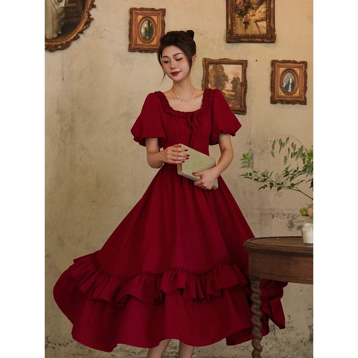 葡萄酒色の貴婦人のコルセットワンピース