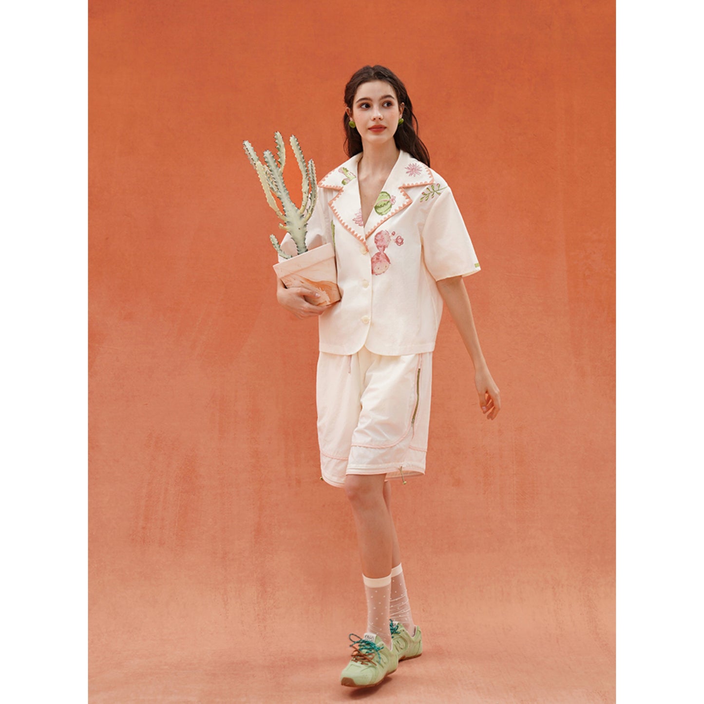 サボテンと花の刺繍レトロブラウス