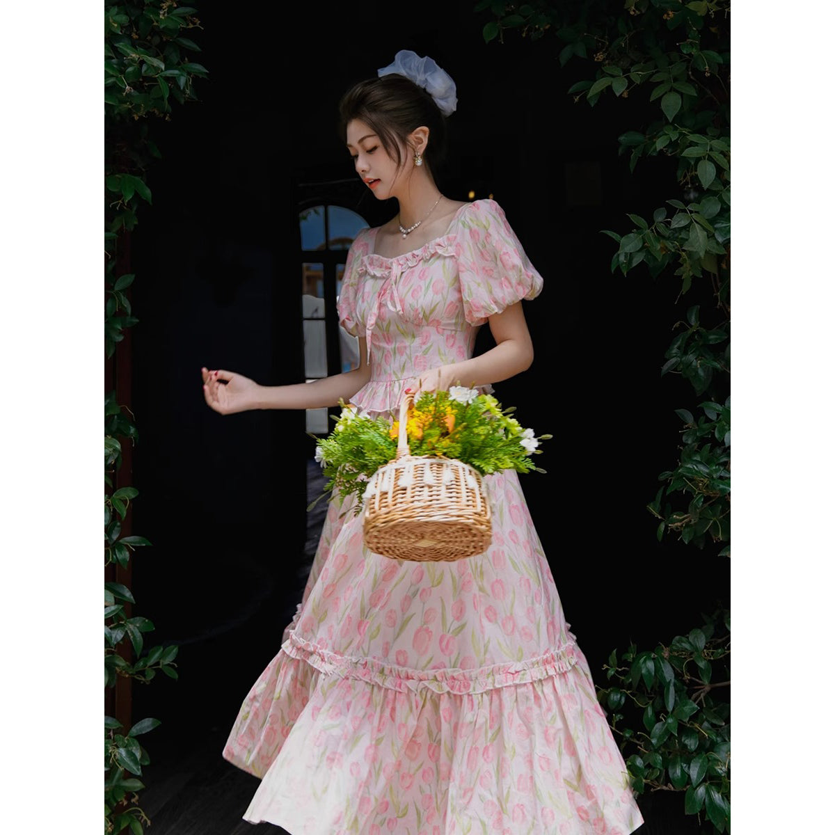 チューリップの花群集のレトロワンピース