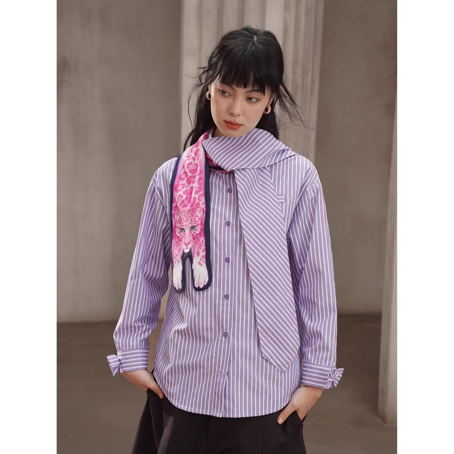 薄紫の縦縞ストライプブラウス