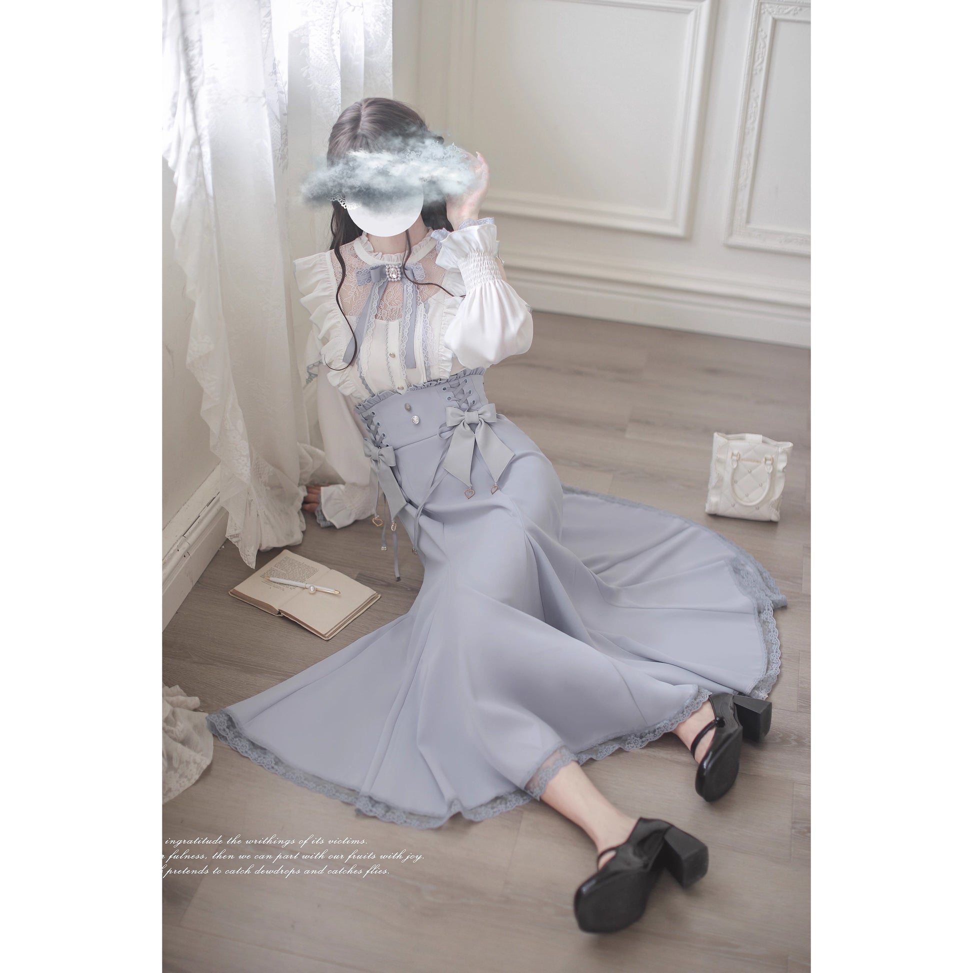 水色の令嬢のフリルトップスとコルセットスカート