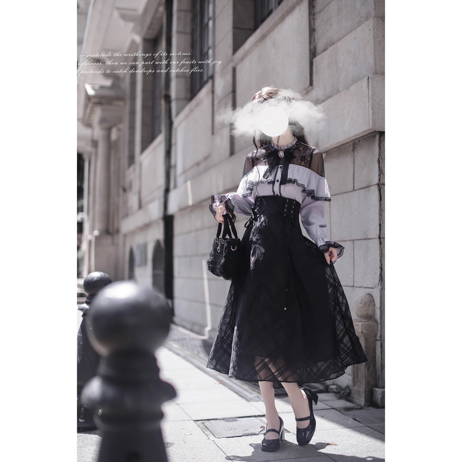 夜会の令嬢のケープトップスとコルセットスカート