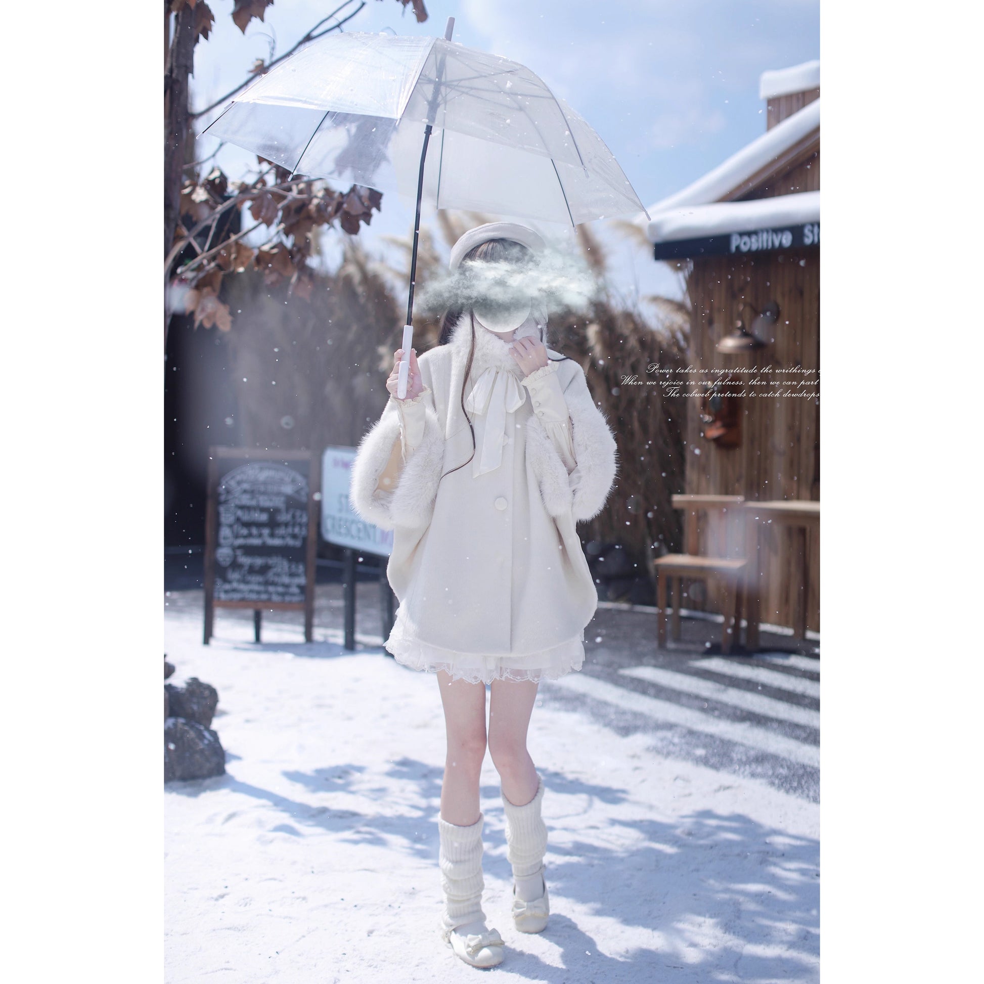 純白のお嬢様のウールケープコート