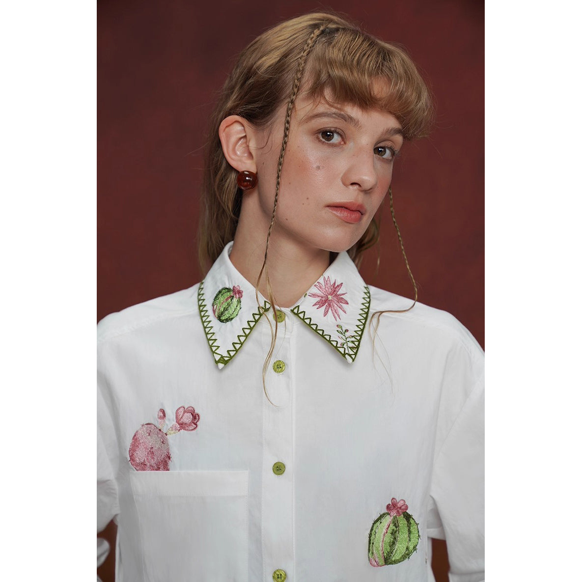 サボテンと花の刺繍ブラウス