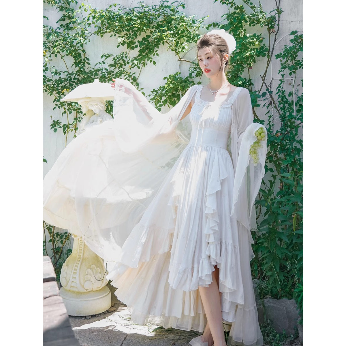 月光の花の刺繍ストラップワンピース