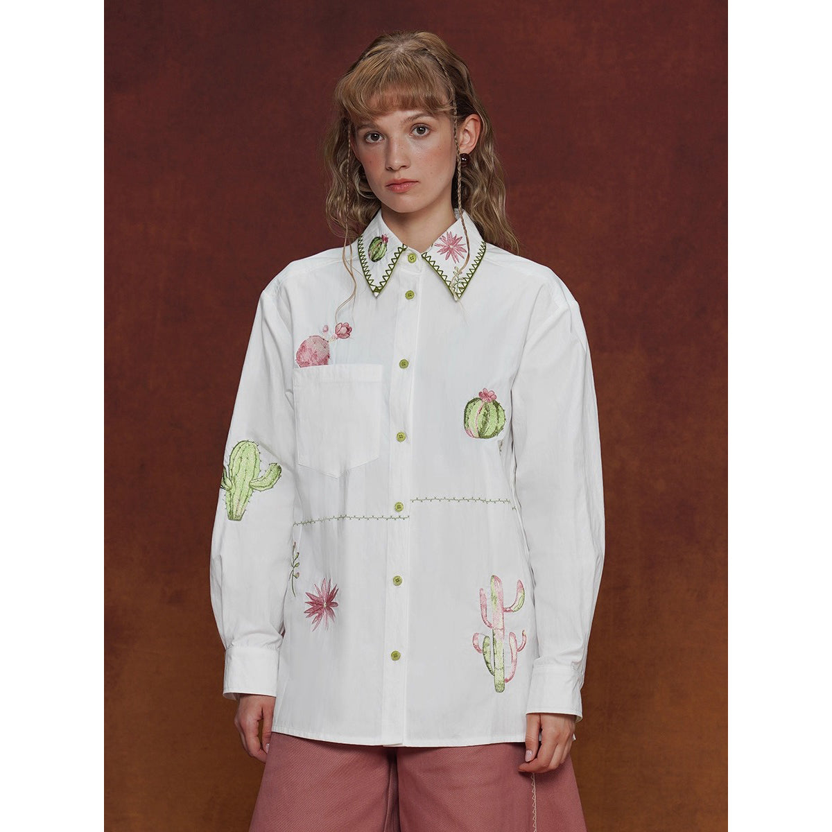 サボテンと花の刺繍ブラウス