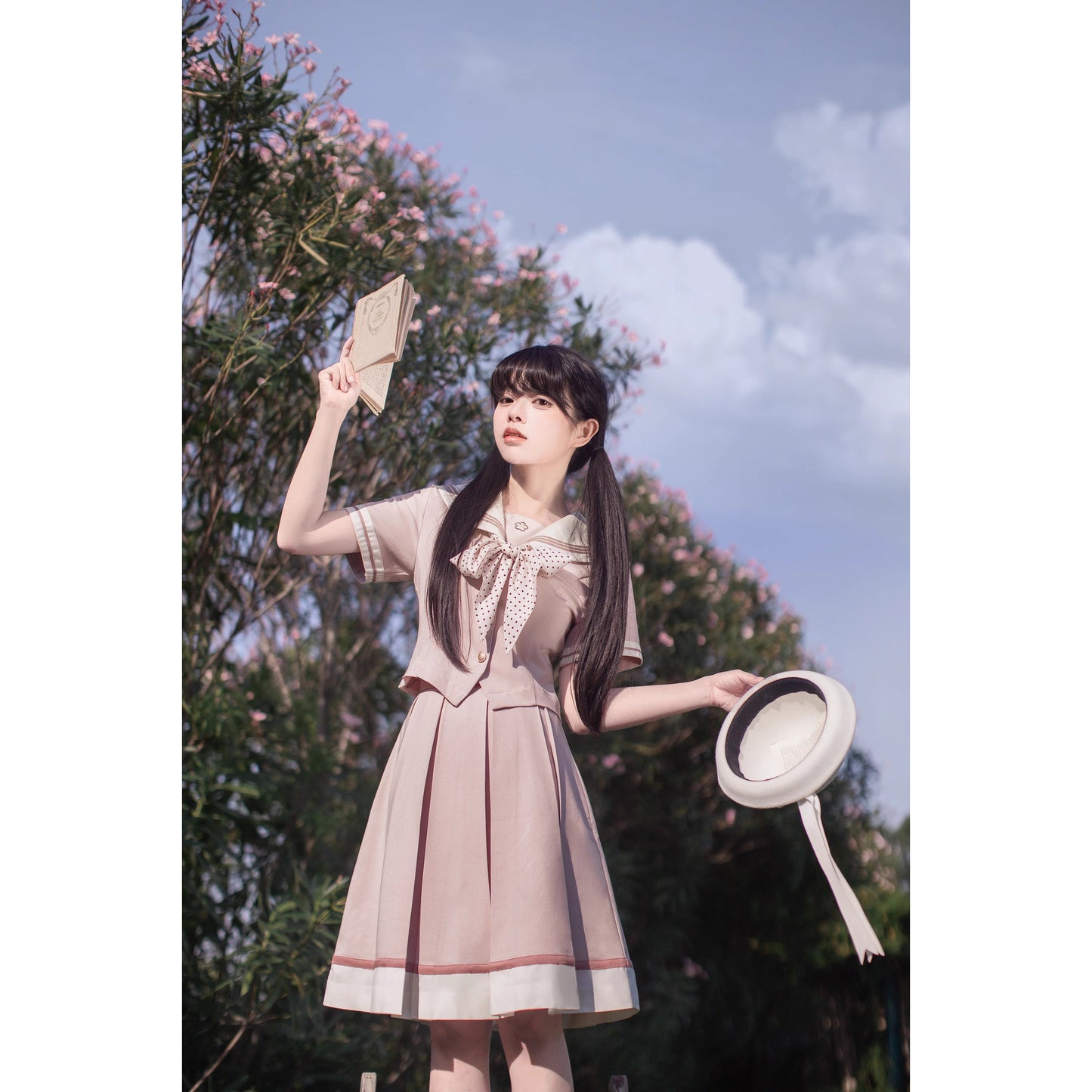 桜色のお嬢様の文学セーラーブラウスとプリーツスカート