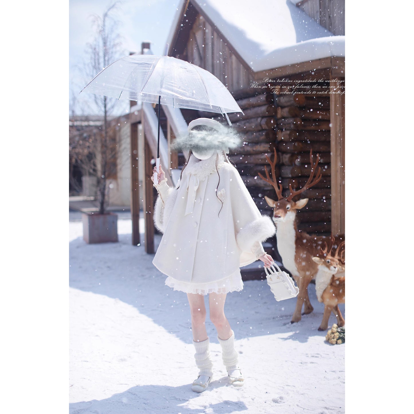 純白のお嬢様のウールケープコート