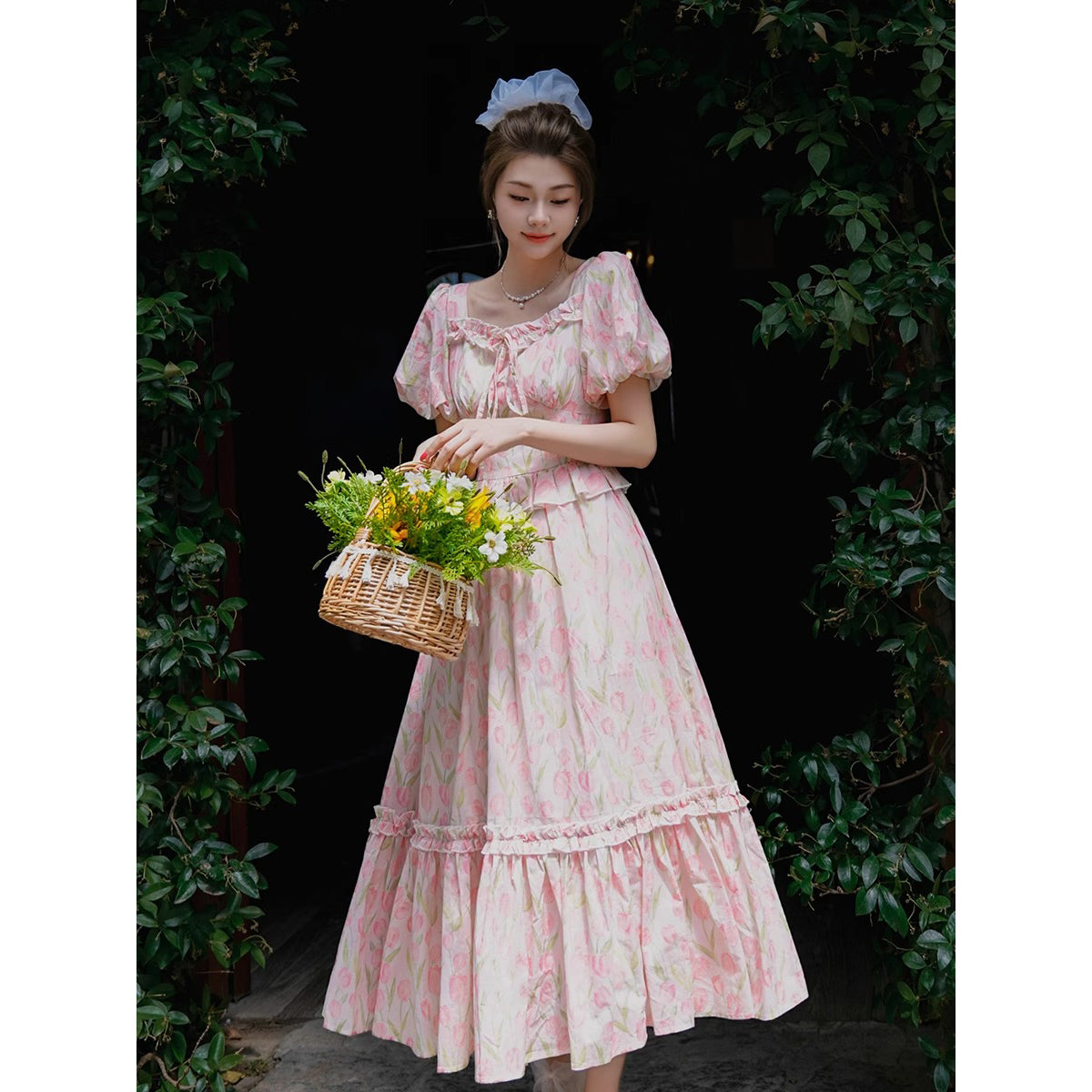 チューリップの花群集のレトロワンピース