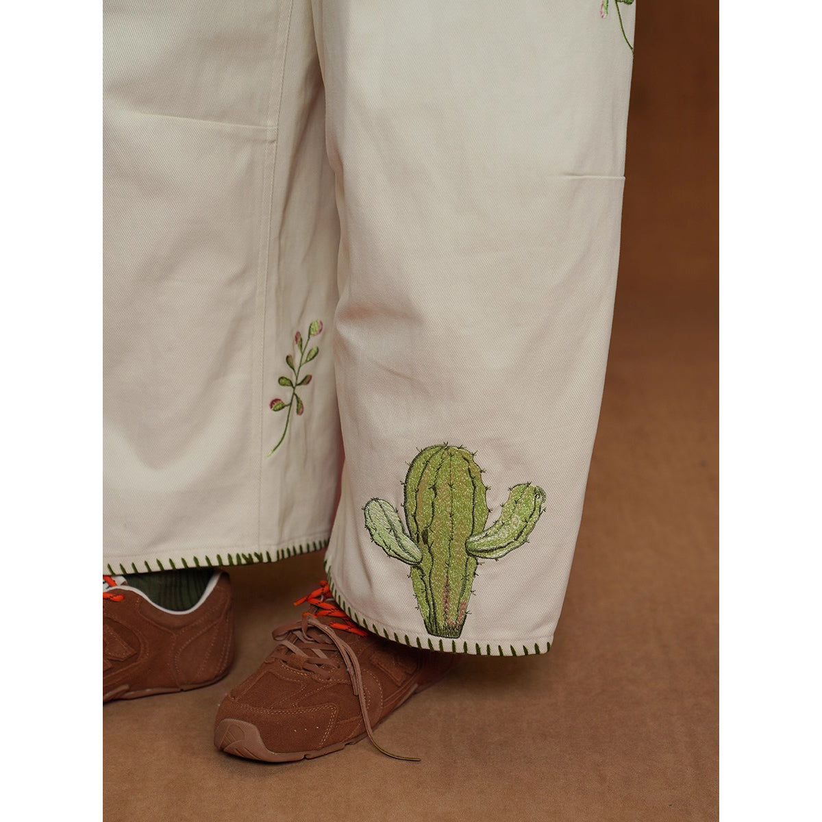 サボテンと花の刺繍ワイドパンツ