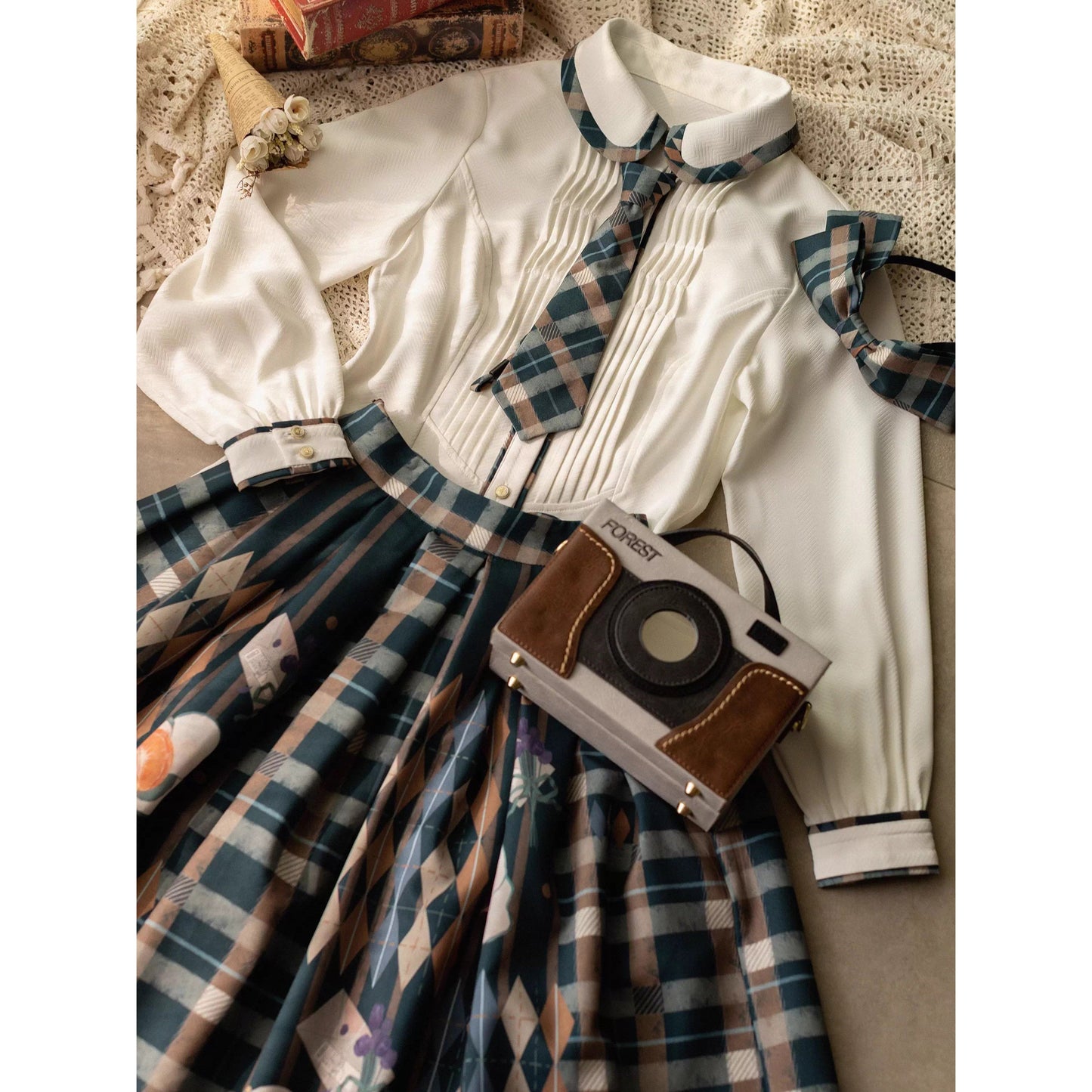 柿猫と花束の格子縞ストラップスカートとテーラードベストとプリーツブラウス