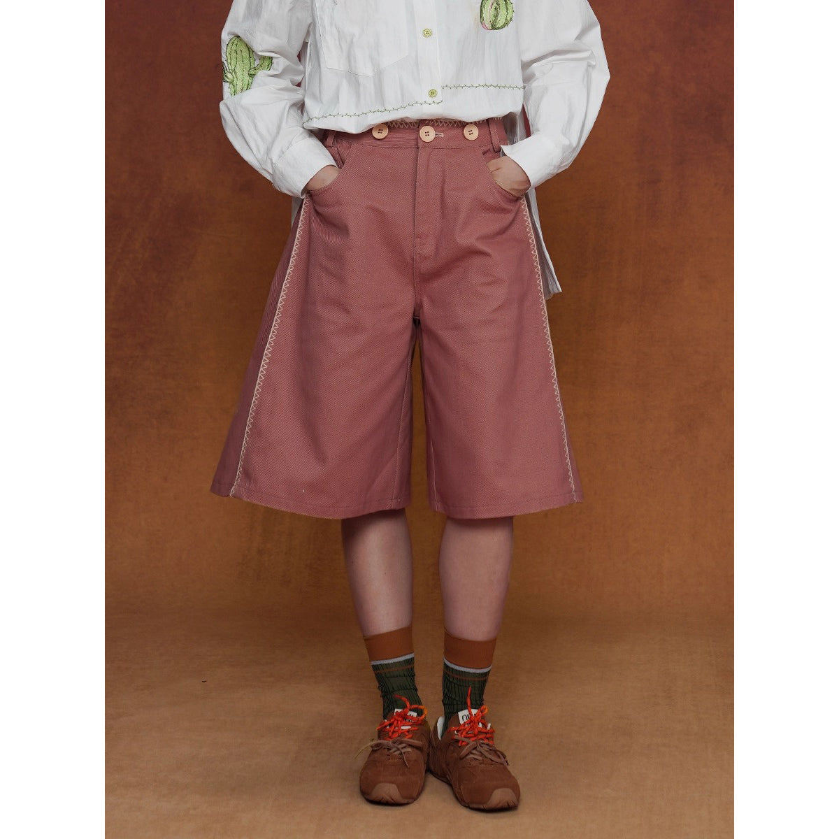 煉瓦色の刺繍ストラップパンツ