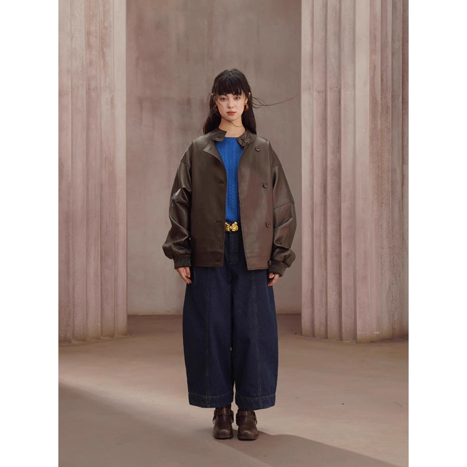 紺藍色のクロップドワイドデニムパンツ