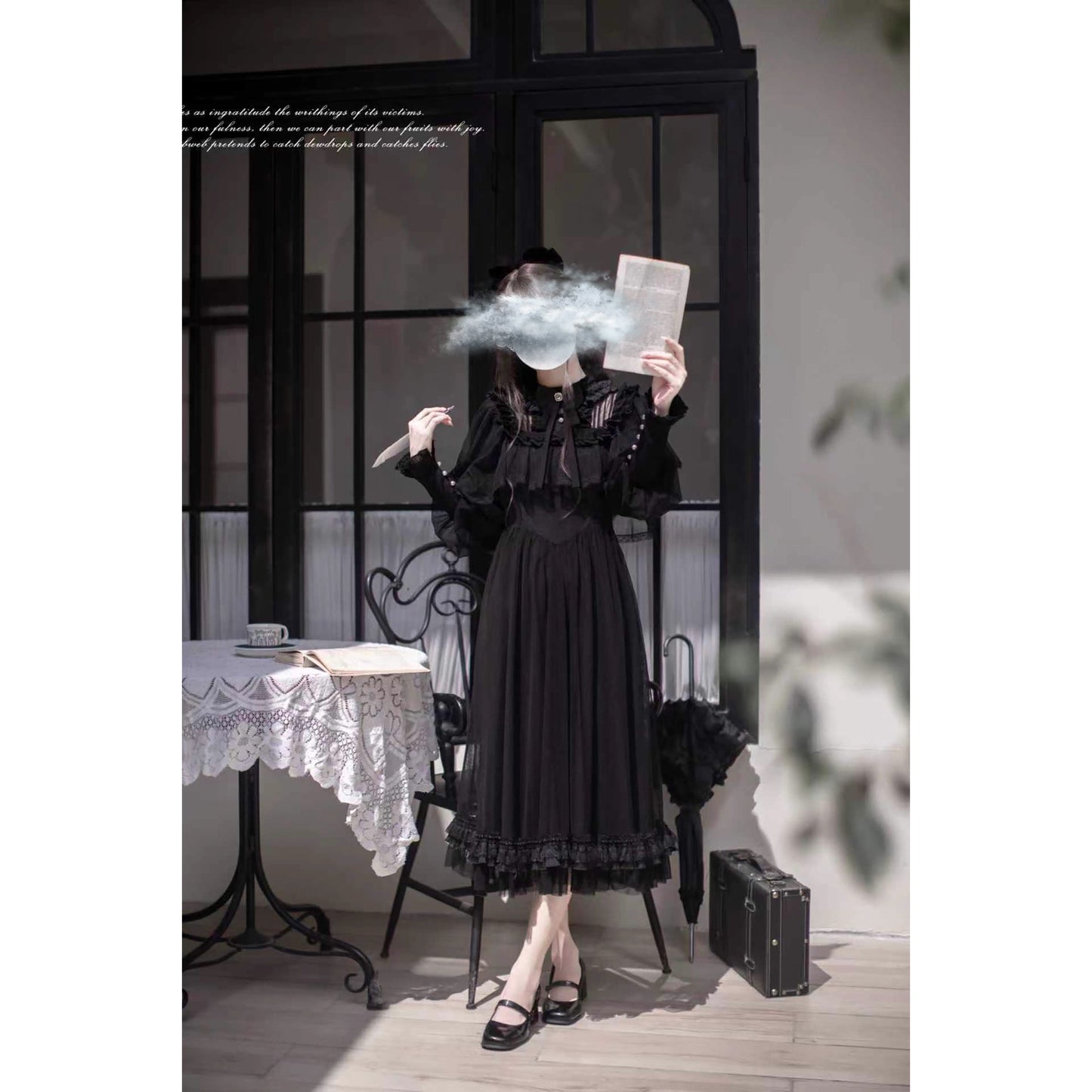 漆黒のお嬢様のチュールケープワンピース