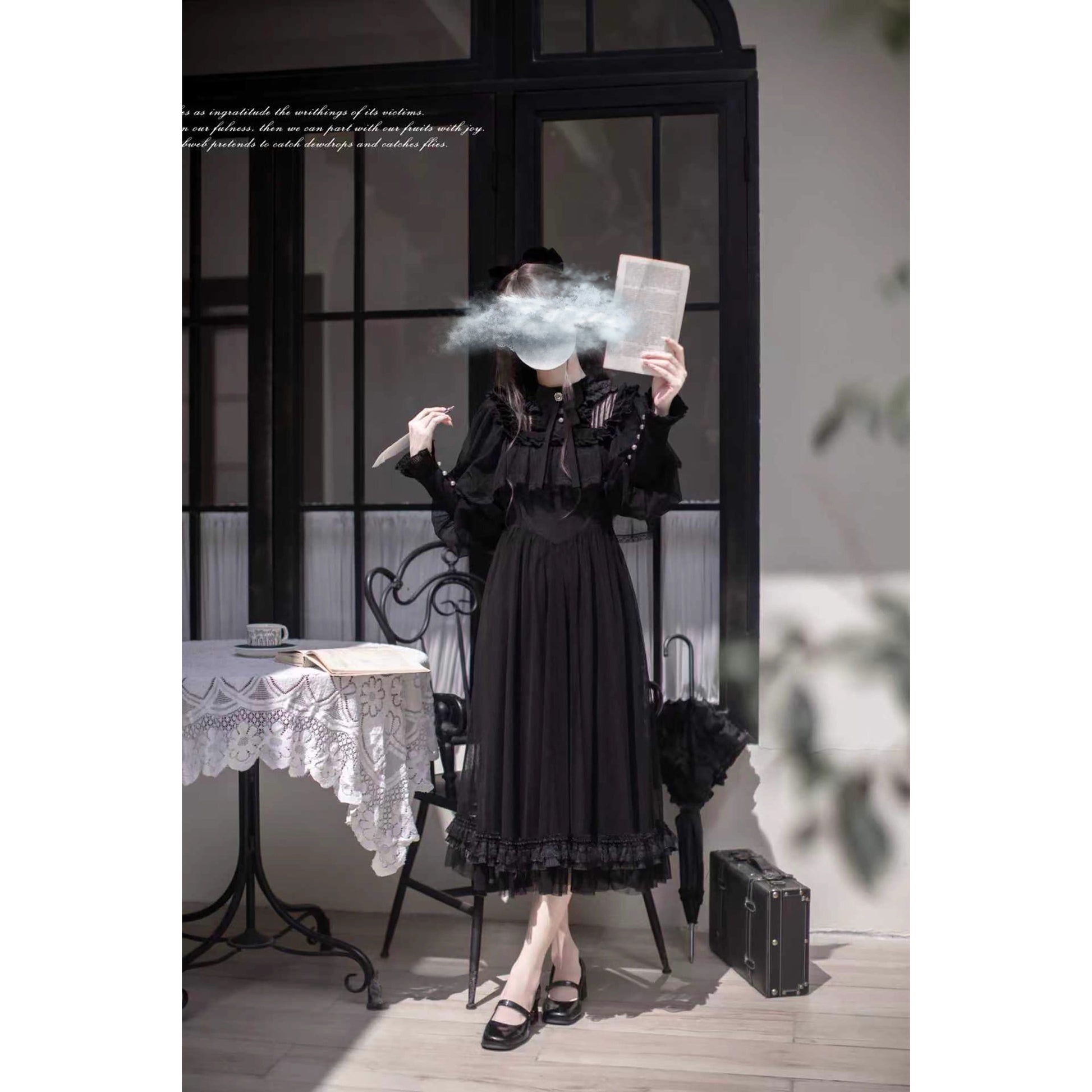 漆黒のお嬢様のチュールケープワンピース