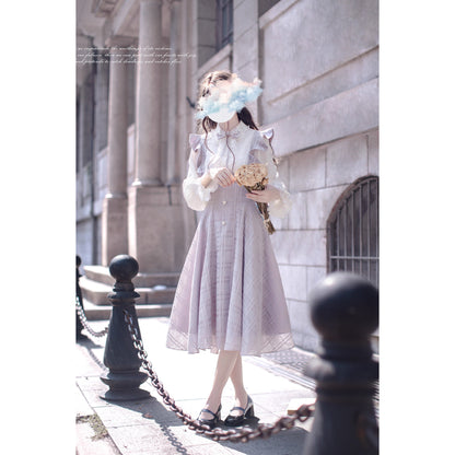 薄紫の令嬢のフリルジャンパースカートとブラウス