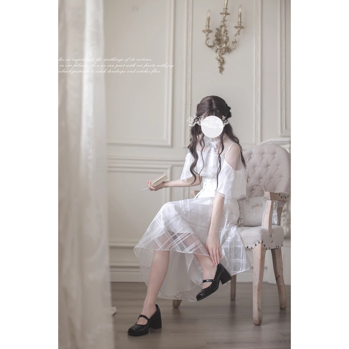 純白の令嬢のケープトップスとコルセットスカート