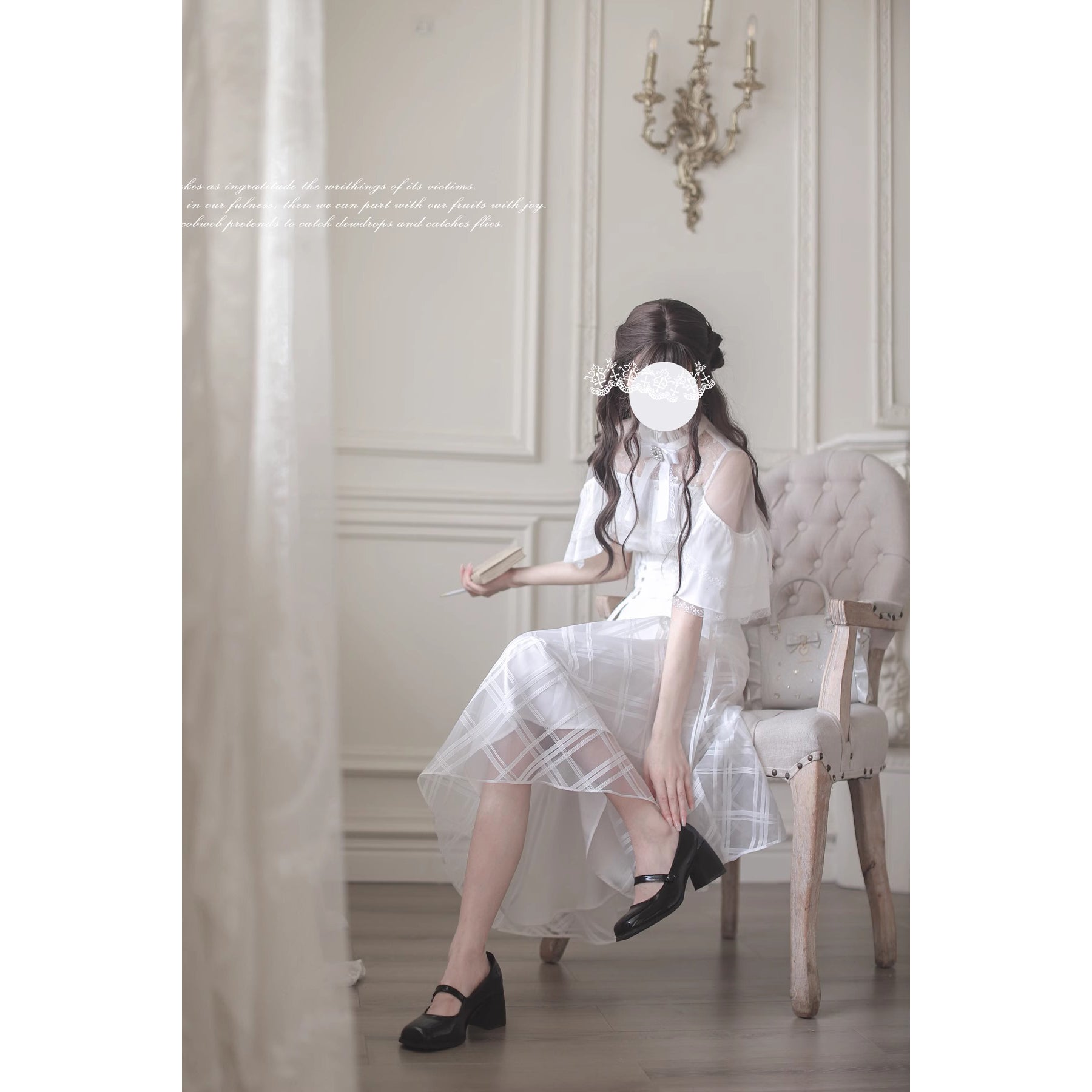 純白の令嬢のケープトップスとコルセットスカート