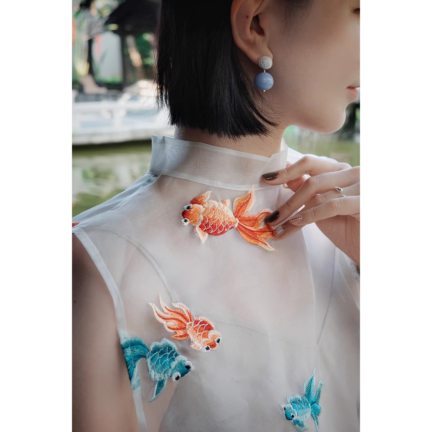 金魚の刺繍シルクトップス