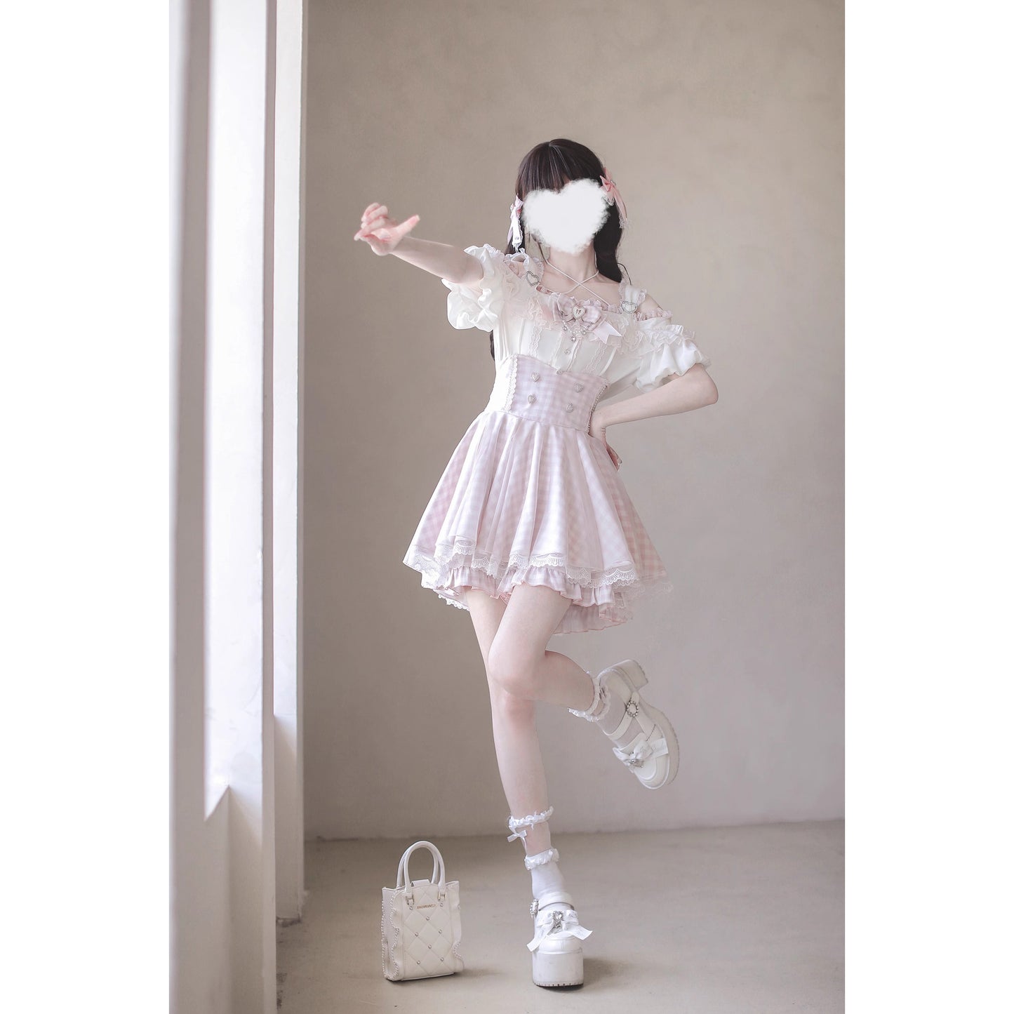 桃色のお嬢様のフリルトップスとコルセットスカート