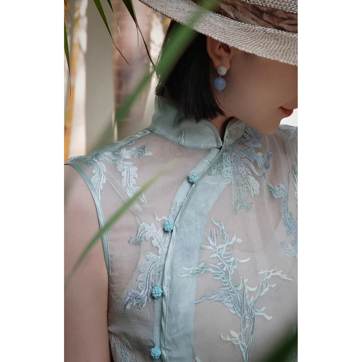 草花の刺繍シルクトップス