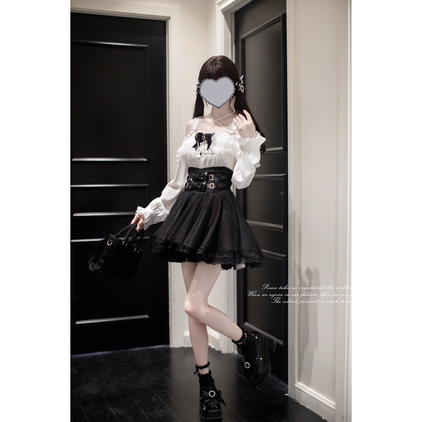 夜曲を奏でるお嬢様のフリルトップスとコルセットスカート