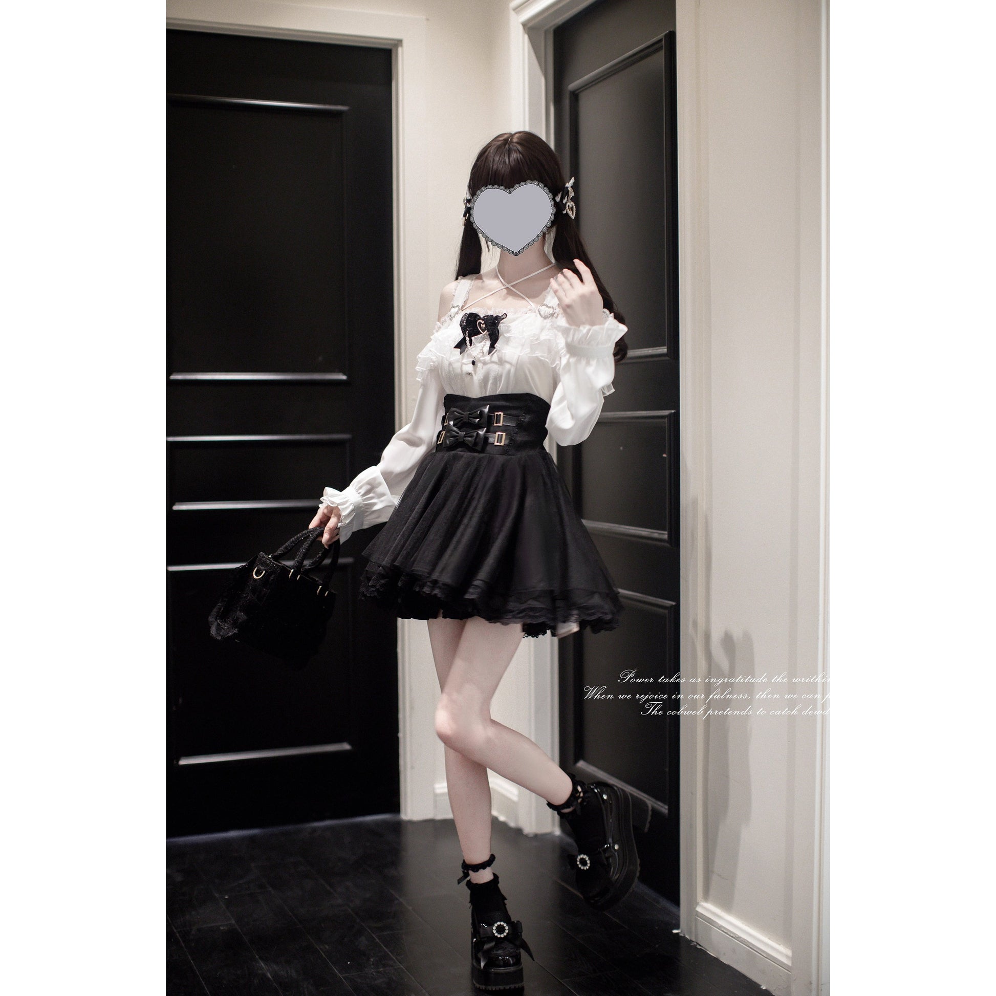 夜曲を奏でるお嬢様のフリルトップスとコルセットスカート