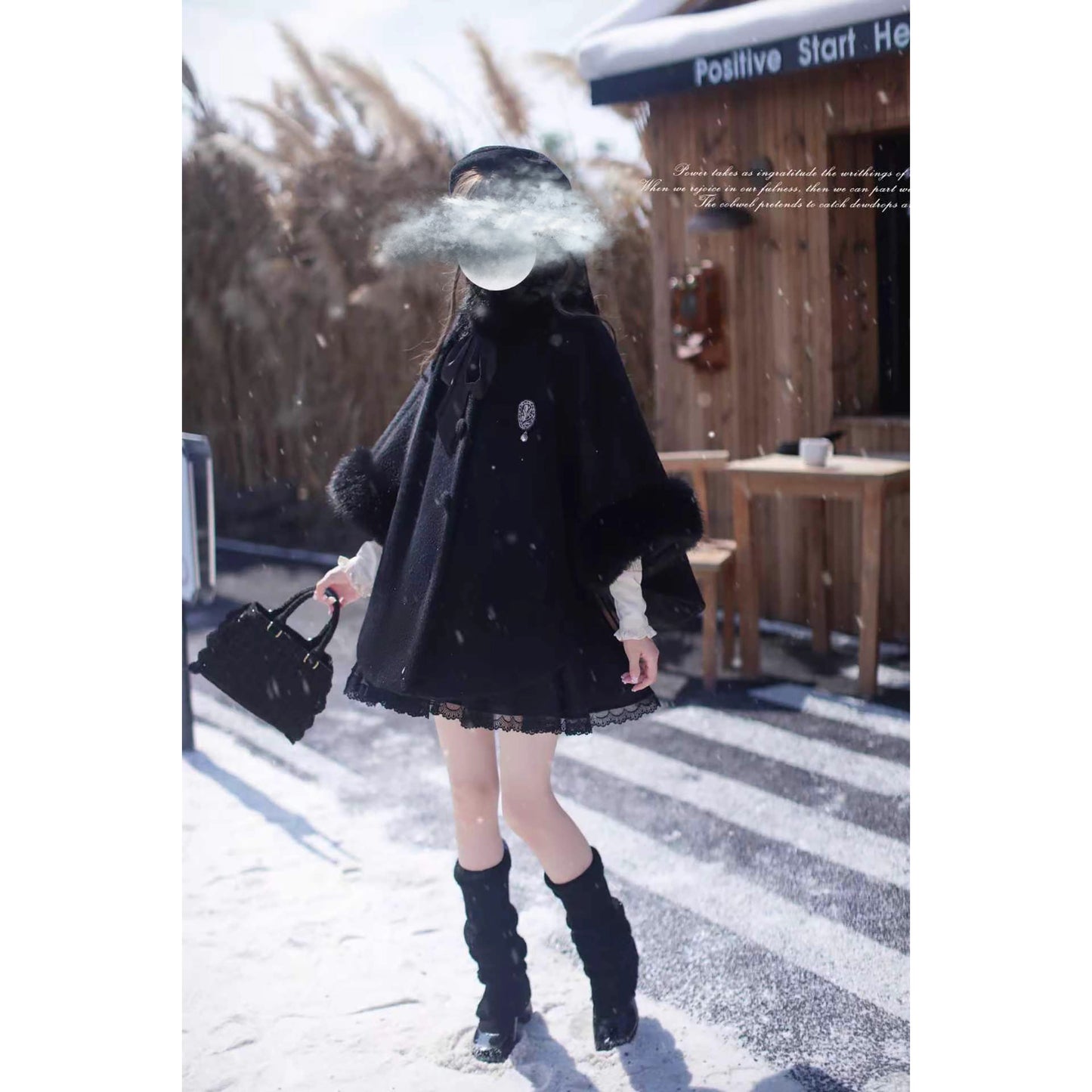 漆黒のお嬢様のウールケープコート