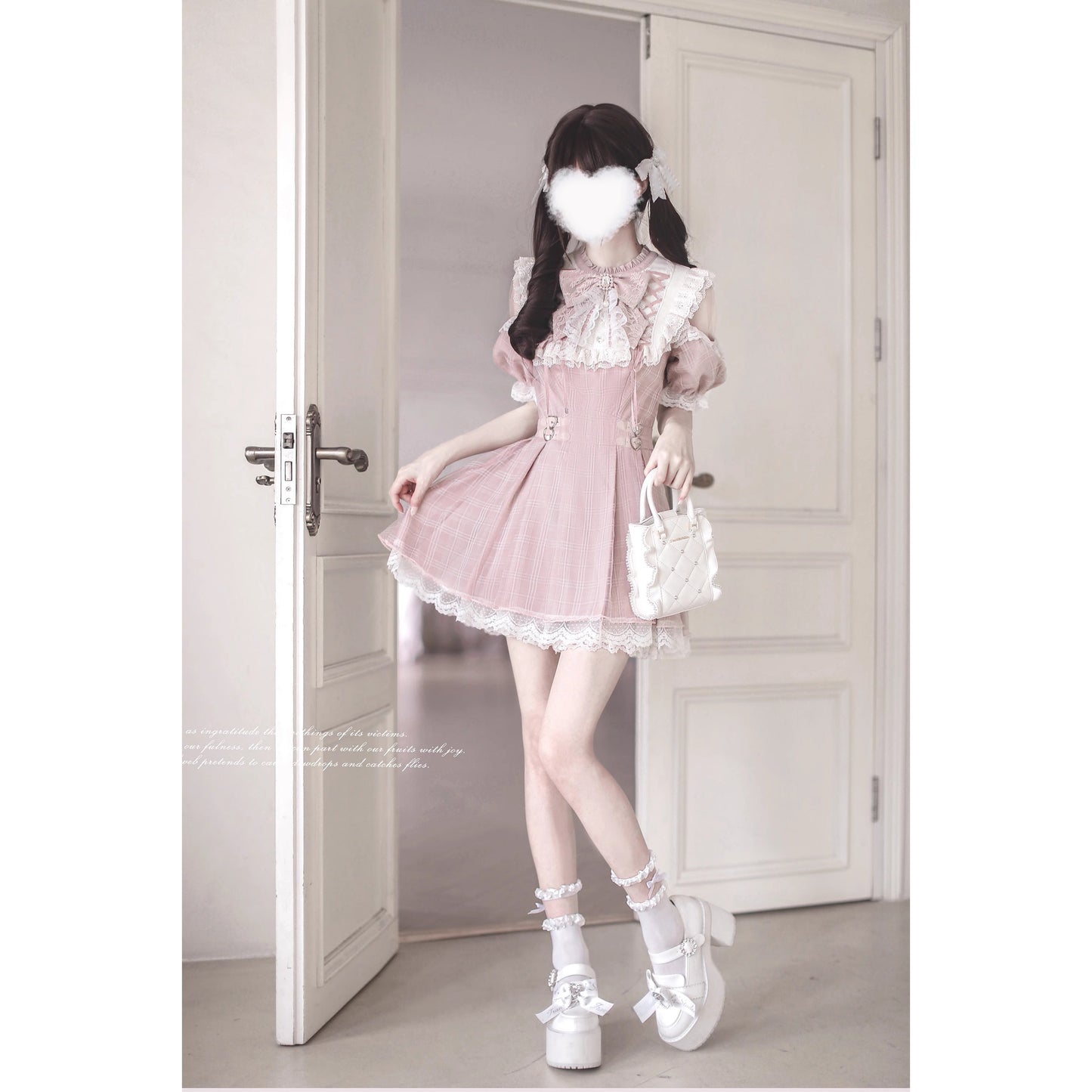 桃色の天使の刺繍フリルワンピース