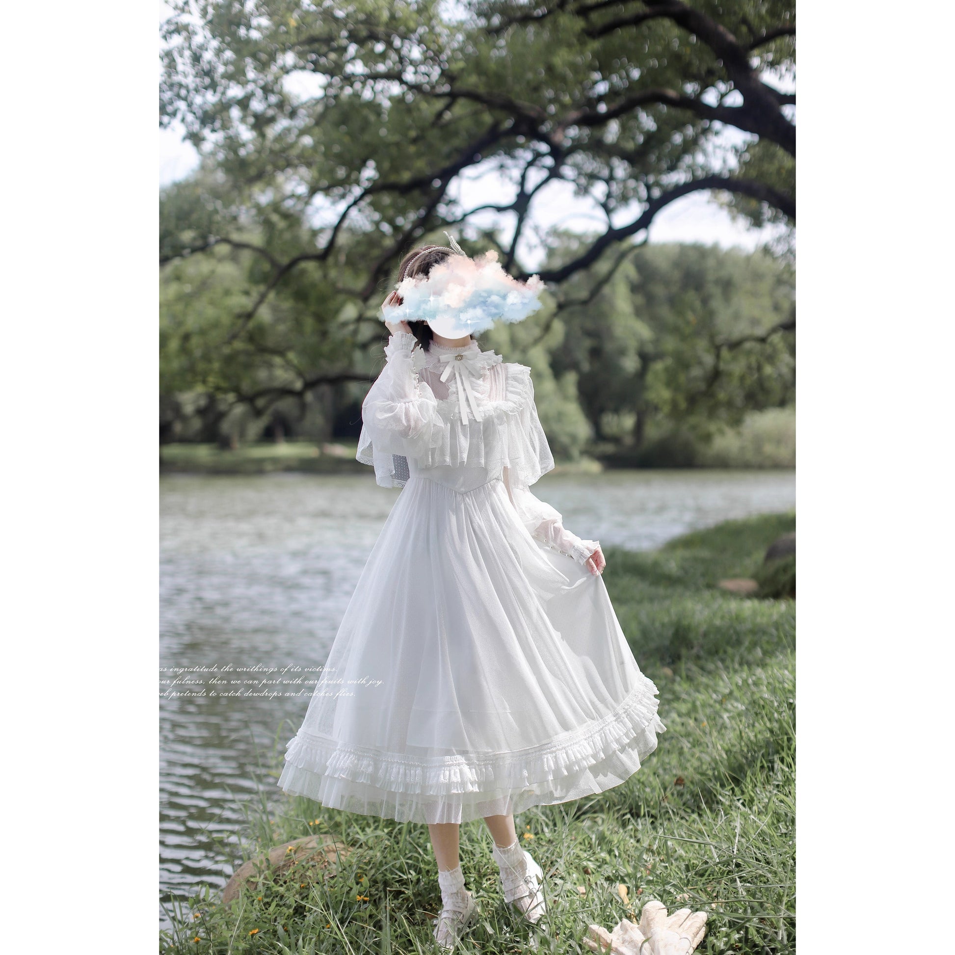 純白のお嬢様のチュールケープワンピース