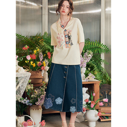 ハイビスカスのある花瓶と子猫の刺繍Tシャツ