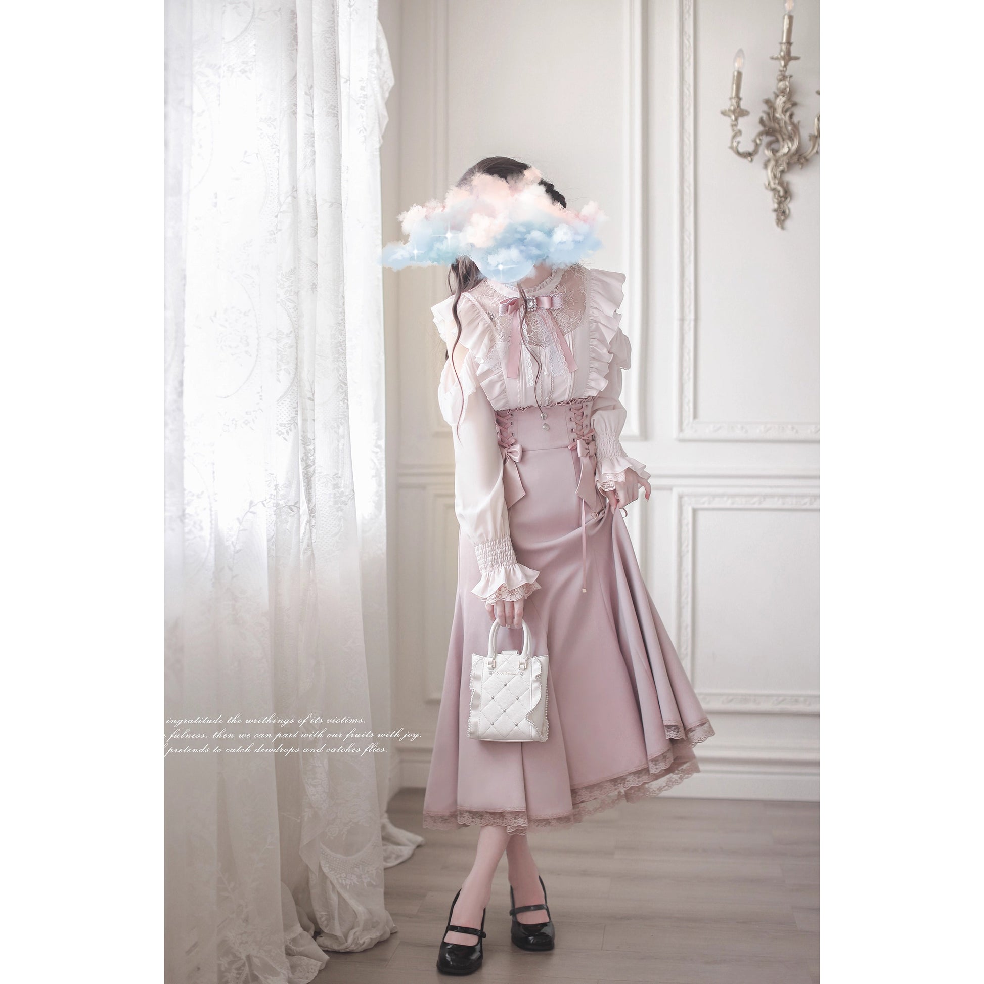 桜色の令嬢のフリルトップスとコルセットスカート